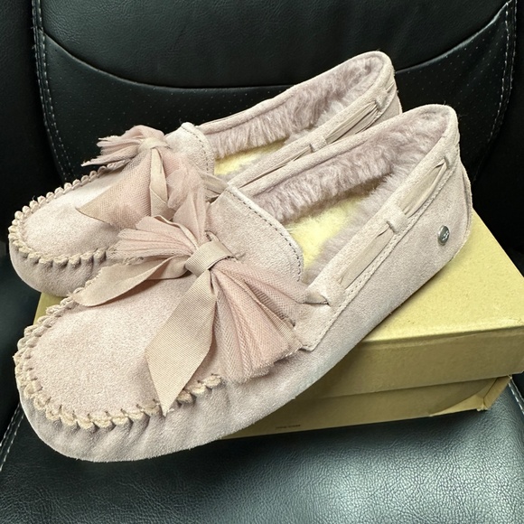 NIB! UGG Women's Dakota Tulle Bow Slippers In Pink Sheepskin Size US7/EU38 - Picture 3 of 9